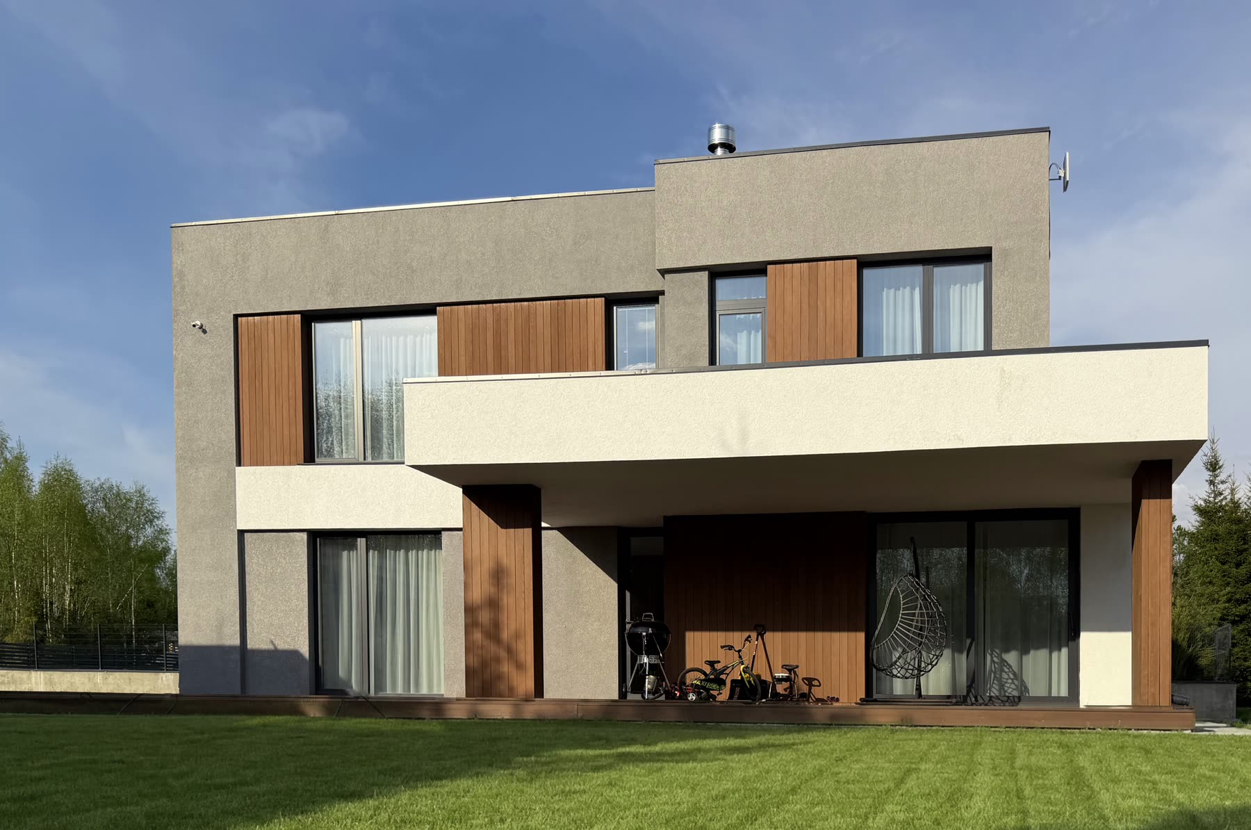 Современный дом в поселке Woodside Residence на фоне леса