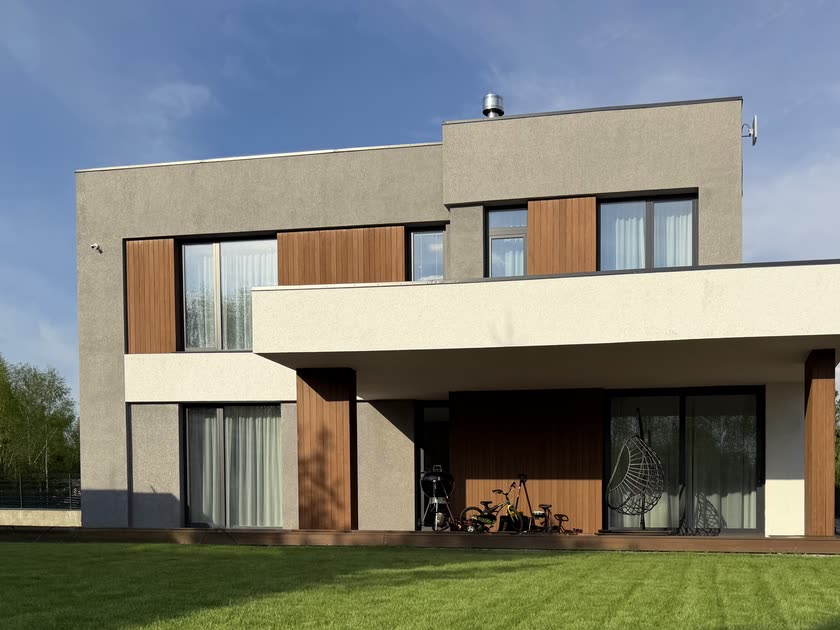 Двухэтажный дом с террасой в поселке Woodside Residence